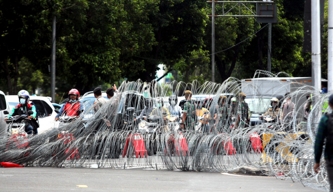 Personel kepolisian berjaga saat penyekatan jalan aksi Reuni 212, Jakarta, Kamis (2/12). Foto: Ricardo - JPNN.com