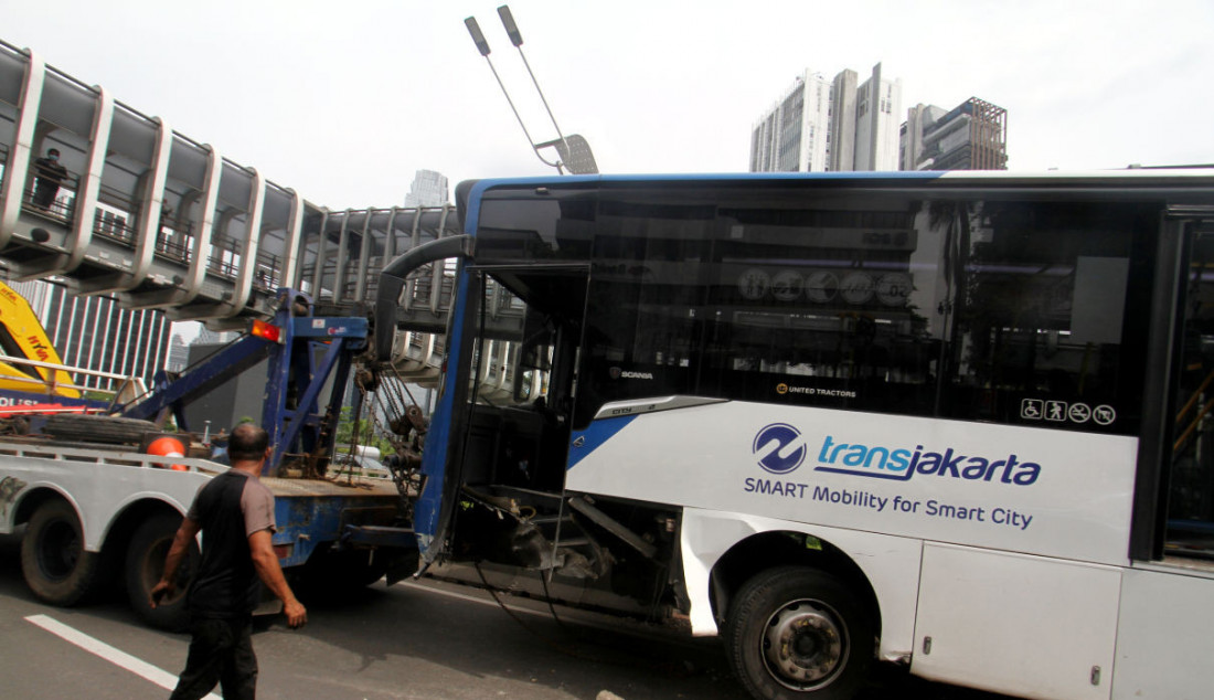 Kecelakaan moda transportasi massal itu disebabkan sopir Transjakarta kurang konsentrasi saat mengemudi. Foto: Ricardo - JPNN.com