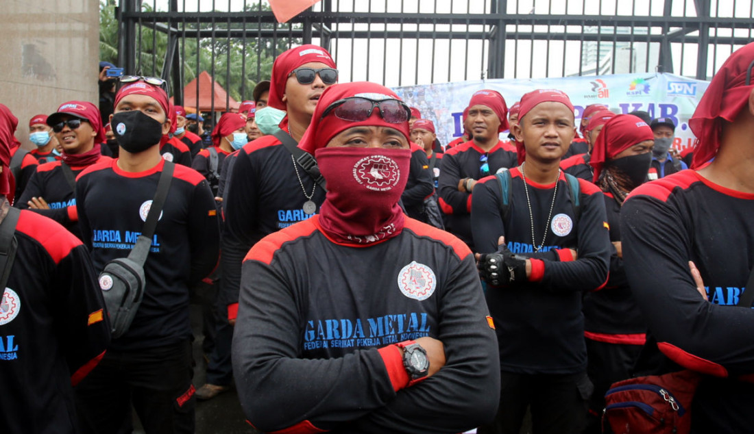 Buruh saat menggelar aksi demonstrasi di depan DPR, Jakarta, Jumat (14/1). Foto: Ricardo - JPNN.com