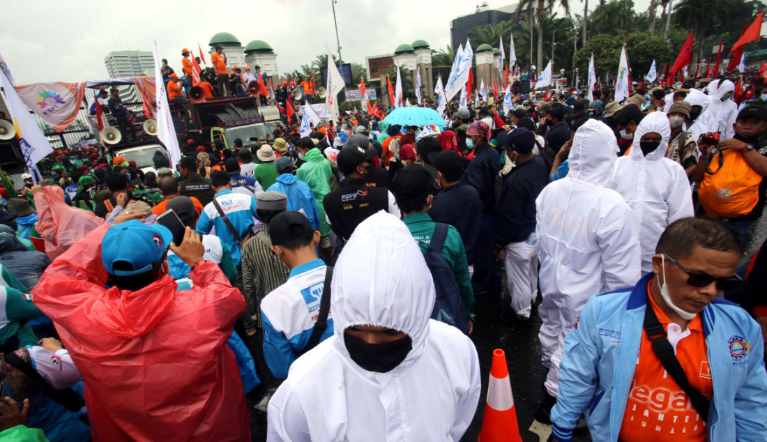 Buruh saat menggelar aksi demonstrasi di depan gedung DPR, Jakarta, Jumat (14/1). Mereka menuntut untuk dihapuskannya Omnibus Law. Foto: Ricardo - JPNN.com